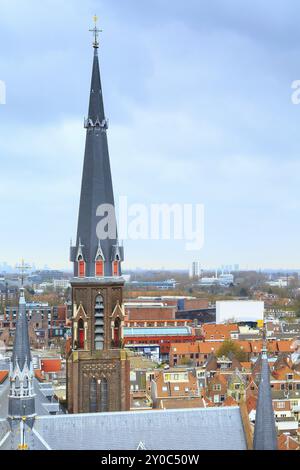 Antenna vista panoramica con la torre della cattedrale e le case di Delft, Olanda Foto Stock