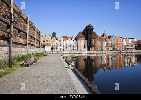 Skyline della città vecchia nella città di Danzica dalla passeggiata sul fiume Motlawa, regione della Pomerania, Polonia, Europa Foto Stock