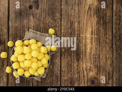 Palline di formaggio in legno rustico sfondo (close-up shot) Foto Stock