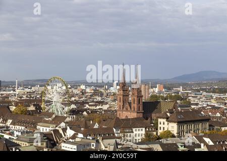 Basilea, Svizzera, 24 ottobre 2016: Vista dello skyline della città con la Basilea Minster e una ruota panoramica, Europa Foto Stock