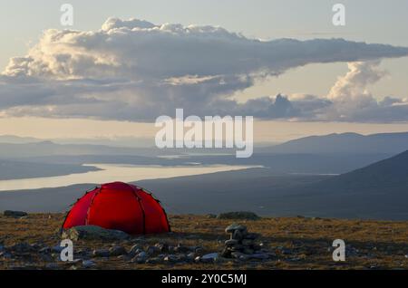 Tenda sul monte Elgahogna con il lago Femunden, il parco nazionale Femundsmarka, Hedmark Fylke, Norvegia, luglio 2011, Europa Foto Stock