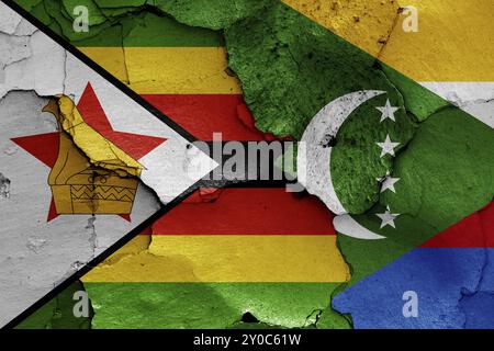 Bandiere dello Zimbabwe e delle Comore dipinte su pareti incrinate Foto Stock