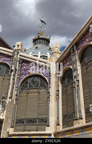 VALENCIA, SPAGNA - 17 MAGGIO 2024: Vista esterna del mercato centrale (Mercado Central) nel centro della città Foto Stock