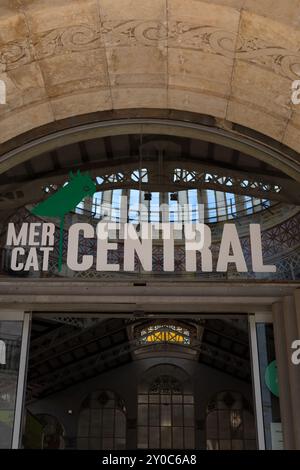 VALENCIA, SPAGNA - 17 MAGGIO 2024: Cartello per il mercato centrale (Mercado Central) nel centro della città Foto Stock