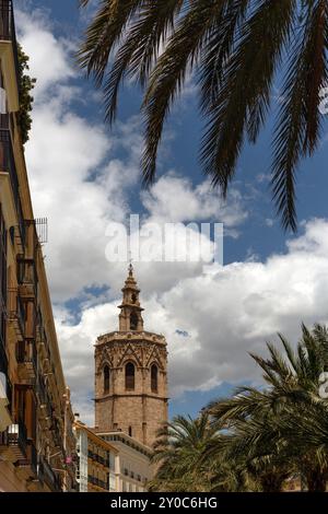 VALENCIA, SPAGNA - 17 MAGGIO 2024: Vista esterna della Torre Miguelete, il campanile della Cattedrale di Valencia Foto Stock