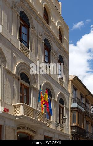 VALENCIA, SPAGNA - 17 MAGGIO 2024: Uffici del Consiglio provinciale di Valencia (Diputacio de Valencia) con bandiere Foto Stock