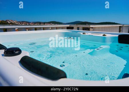 Shot ravvicinato con gorgogliamento d'acqua nell'idromassaggio con poggiatesta Foto Stock