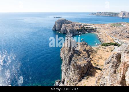 Affacciato sul blu del Mar Egeo dall'Acropoli di Lindos Foto Stock