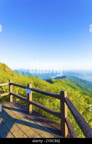 Punto di vista di legno deck offre chiara vista della vallata sottostante dalla cima Jirisan Montagna in Corea del Sud. In verticale Foto Stock