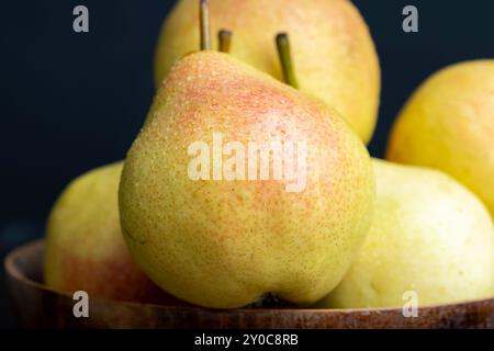 Ricoperta da gocce di acqua pura pera gialla matura con sfumature rosse, pera dolce matura raccolta in gocce d'acqua Foto Stock