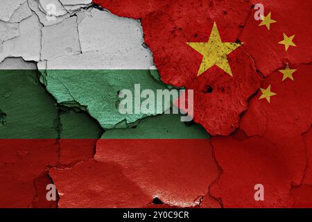 Bandiere di Bulgaria e Cina dipinte su pareti incrinate Foto Stock