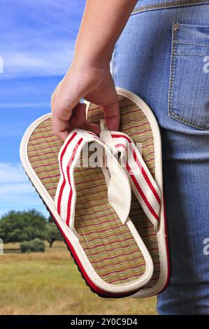 Ragazza con sandali il primo giorno di vacanza in campagna Foto Stock