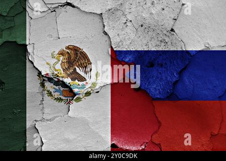 Bandiere del Messico e della Russia dipinte su un muro incrinato Foto Stock