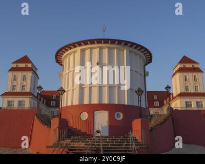 Un edificio storico simmetrico con colori rosso e bianco e lanterne, binz, ruegen, Mar baltico, germania Foto Stock