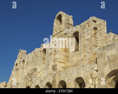 Antiche rovine di pietra sotto un cielo azzurro, atene, grecia Foto Stock