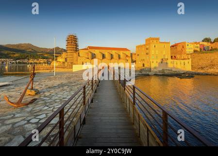 Chiesa nel porto della città di Collioure all'alba a Occitanie in Francia Foto Stock