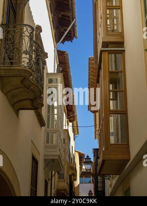 Strade strette con edifici tradizionali e balconi sotto un cielo blu, palma di Maiorca, maiorca, isole baleari, spagna Foto Stock