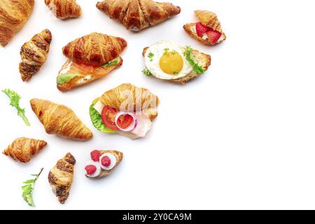 Assortimento di panini con croissant. Vari croissant ripieni, foto su sfondo bianco. Panini ripieni di prosciutto, salmone, uova, ecc., con Foto Stock