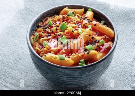 Rabokki, tteokbokki o topokki con ramen, cibo di strada coreano, torte di riso piccanti in salsa gochujang al pepe rosso, un piatto popolare, fotografia gastronomica Foto Stock