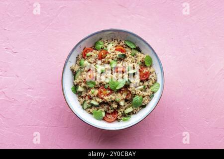 Insalata di tabbouleh quinoa in una ciotola, una cena sana con pomodori e menta, shot in testa Foto Stock