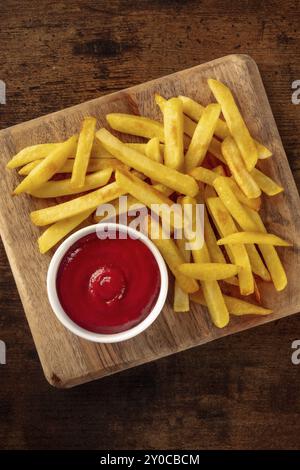 Patatine fritte, spuntino di patate con una salsa, fast food su un tavolo di legno, shot piatto Foto Stock