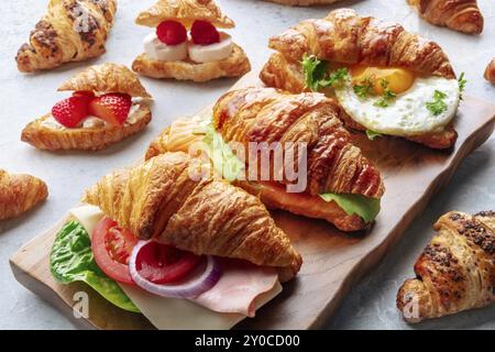 Varietà di panini con croissant. Vari croissant ripieni. Molti panini ripieni di prosciutto, salmone, uova, ecc., fotografie gastronomiche, fotografia gastronomica Foto Stock