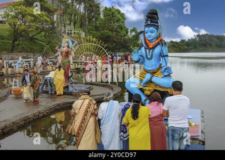 Scultura destra statua del dio indù divinità indù Shiva dea schiena sinistra Parvati, della religione indù induismo, Eswarnath Shiv Jyotir Lingam Templ Foto Stock