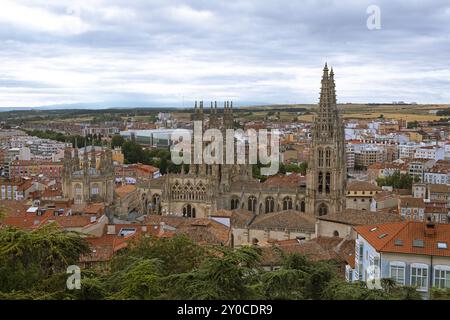 Vista della cattedrale di Burgos dal Mirador del Castillo, dalla provincia di Burgos, dalla Castiglia e da León, dalla Spagna, dall'Europa Foto Stock