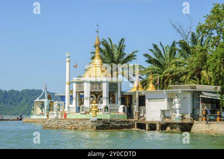 Piccolo tempio Nagayone di religione buddista buddhista sull'isola Browning al largo di Kawthaung, regione di Tanintharyi, Myanmar, Asia Foto Stock