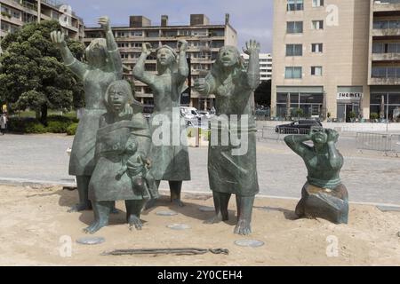 Luogo di interesse tragedia in mare, scultura dello scultore Jose Joao Brito in memoria del naufragio del 1947 sulla spiaggia Praia do Titan a Matosinh Foto Stock