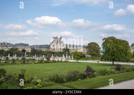 Parigi, Francia. Agosto 2022. Jardin des Tuilleries con vista del Museo delle Arti Decoratif di Parigi Foto Stock