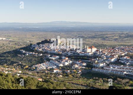 Castelo de vide ad Alentejo, Portogallo, dalle montagne della Serra de Sao Mamede Foto Stock