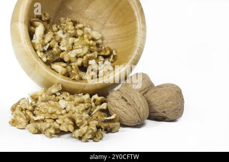 Le noci sgusciate in un recipiente di legno Foto Stock