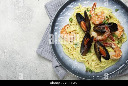 Spaghetti alla carbonara, con gamberi e cozze, frutti di mare in salsa cremosa all'aglio, fatti in casa, nessuno Foto Stock