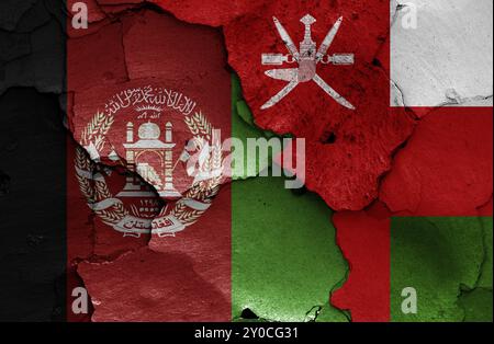 Bandiere dell'Afghanistan e dell'Oman dipinte su un muro incrinato Foto Stock