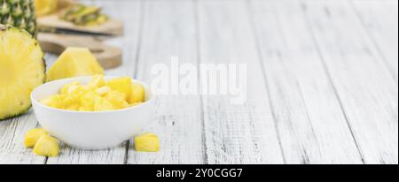 Alcuni fatti in casa (ananas a fette come dettagliato di close-up shot, il fuoco selettivo Foto Stock
