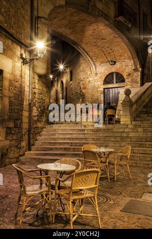 Città di Girona di notte, Pujada de Sant Domenec Scalinata e Arco del Palazzo Agullana nella città vecchia, Catalogna, Spagna, Europa Foto Stock