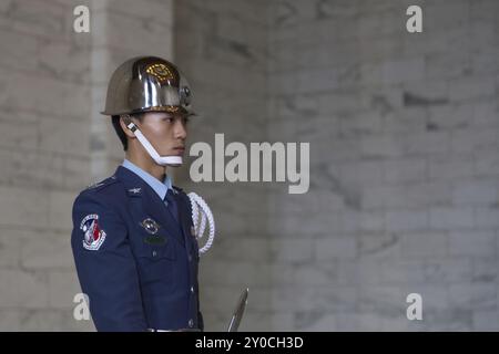 Taipei, Taiwan, 8 gennaio 2015: Giovane soldato alla cerimonia del cambio delle guardie all'interno della sala commemorativa Chiang Kai-Shek, Asia Foto Stock