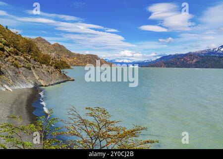 Un iceberg si stacca dal ghiacciaio Grey e galleggia nel lago Grey nel Parco Nazionale Torres del Paine, Cile, Sud America Foto Stock