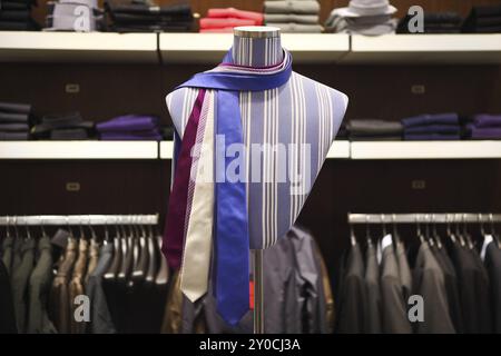 Cravatte sul manichino in negozio per gli uomini Foto Stock