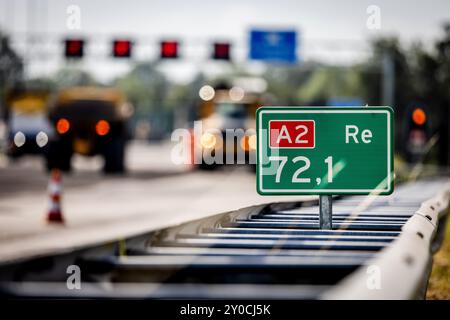 VIANEN - Road lavora sulla A2 all'incrocio di Everdingen vicino a Vianen. L'A2 è chiuso in direzione di Den Bosch per il lavoro. Tra le altre cose, sulla superstrada A2 viene applicato un nuovo asfalto più silenzioso. Le chiusure causano molti disagi stradali intorno a Utrecht. Foto: ANP / Hollandse Hoogte / Jeffrey Groeneweg netherlands Out - belgium Out Foto Stock