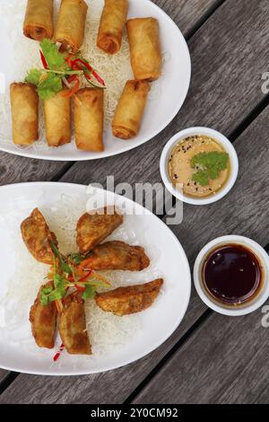 Fried Cinese tradizionale involtini primavera e gyoza gnocco o sul tavolo di legno Foto Stock