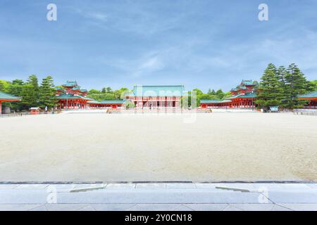 Ampio cortile interno con l'edificio principale di Taikyokuden centrato sul santuario shintoista di Heian-Jingu in una giornata limpida, soleggiata e blu del cielo a Kyoto, Giappone, Asia Foto Stock