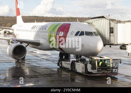 Volo, aereo passeggeri Teofilo Braga del tipo Airbus A320 della compagnia aerea TAP Air Portugal con rimorchiatore durante il pushback al terminal in Foto Stock