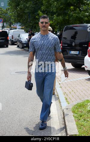 MILANO, ITALIA - 15 GIUGNO 2024: Kadu Dantas prima della sfilata di Fendi, Milano Fashion Week Street style Foto Stock