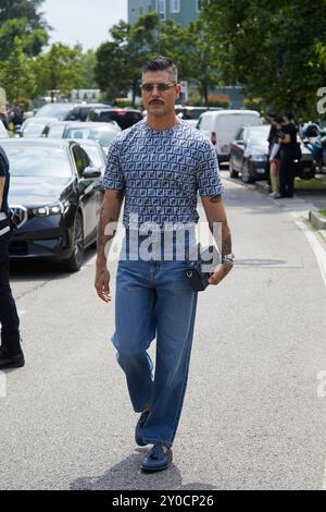 MILANO, ITALIA - 15 GIUGNO 2024: Kadu Dantas prima della sfilata di Fendi, Milano Fashion Week Street style Foto Stock