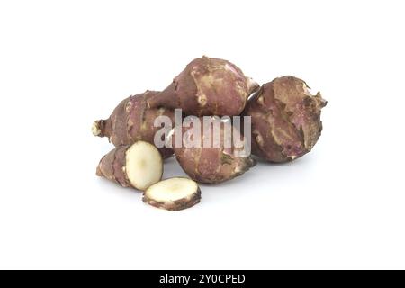 Tuberi Sunchokes isolati su sfondo bianco. Carciofi di Gerusalemme (Helianthus tuberosus), girasole selvatico o topinambur Foto Stock