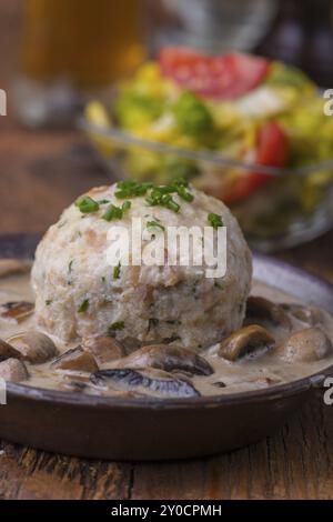 Gnocchi di pane bavaresi con salsa di funghi Foto Stock