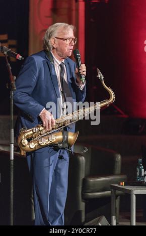 Wiesbaden, Germania, 5 aprile 2019: Klaus Doldinger (*1936, musicista jazz tedesco, compositore, bandleader e sassofonista) che si esibisce dal vivo a Caligari W. Foto Stock