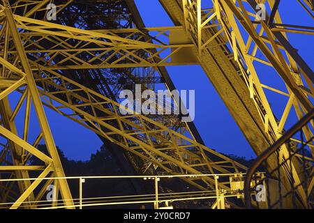 Torre Eiffel, interni, costruzione in acciaio, ripresa notturna Foto Stock